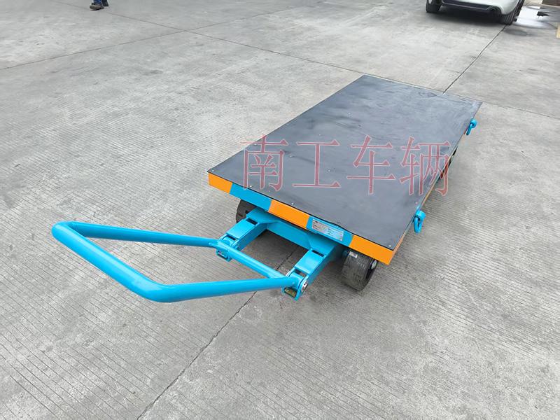 3吨小型leyu乐鱼官方网站_乐鱼(中国) 带橡胶垫工具车