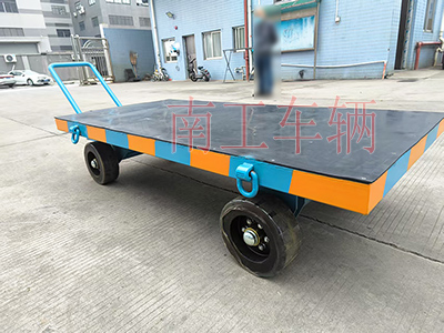 3吨小型leyu乐鱼官方网站_乐鱼(中国) 带橡胶垫工具车4I.jpg