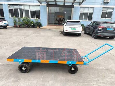 3吨小型leyu乐鱼官方网站_乐鱼(中国) 带橡胶垫工具车2I.jpg