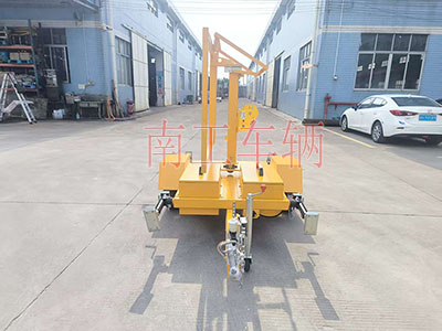 1779693343206985.jpg 手动升降ED广告拖车 交通诱导屏拖车底盘4I.jpg